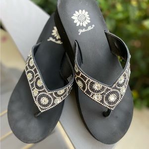 Yellow box flip flops with crystals. Sz 8